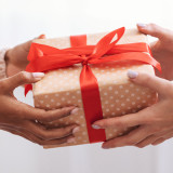 werkgever geeft kerstgeschenk