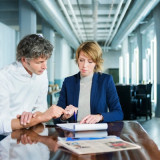 Man en vrouw in gesprek