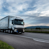 Vrachtwagen op snelweg