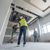 Bouwvakkers werken aan verbouwing plafond