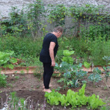 Vrouw in tuin