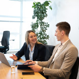 Twee personen achter laptop