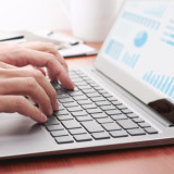 Persoon werkt op laptop