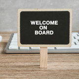 Bordje op bureau met welkom on board