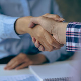 Twee zakenmannen schudden  handen