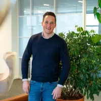 Pieter Smulders lachend op kantoor