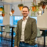 Koen Dielemans staand in de kantine op kantoor Tilburg