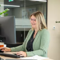 Claudia van Zanten aan het werk op kantoor