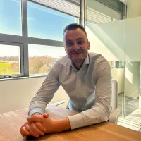 Frank Piek in vergaderruimte op kantoor Zwolle