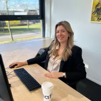 Janiek Wolterinck achter de computer op kantoor Aalten