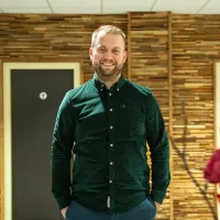 Egens Graler staand bij de receptie op kantoor