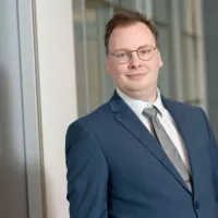 Arno Verlijsdonk in de gang op kantoor