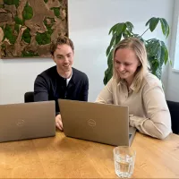 Bram Eising en Laura van der Horst werken samen als arbeidsrechtjuristen