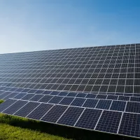 Veld met zonnepanelen
