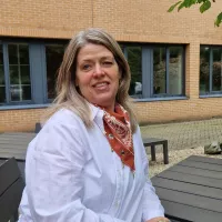 Carla bij kantoor Roosendaal