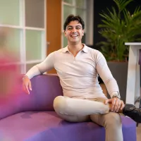 Rawinder op kantoor bij aaff