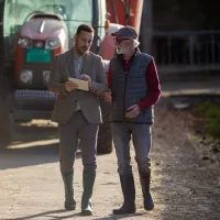 Boer en zakenman in gesprek agrarische sector
