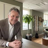 Boudewijn Tinge op kantoor