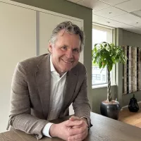 Boudewijn Tinge op kantoor