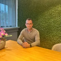Mitchel Vis op kantoor in Naaldwijk