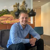 Stef Lemmens op kantoor