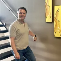 Dennis op kantoor bij aaff