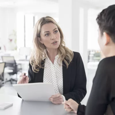 twee vrouwen in gesprek over re-integratieplicht