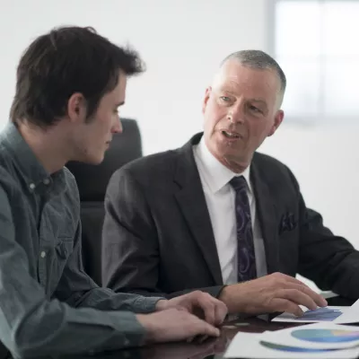 Twee mannen met elkaar in gesprek