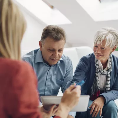 Dame in gesprek met ouder echtpaar