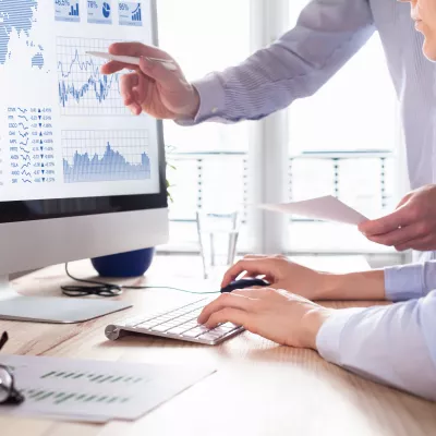 Twee personen analyseren beursstrategie