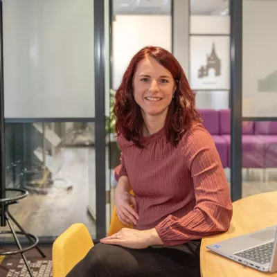 Erike van Holsteijn zittend aan een bureau op kantoor