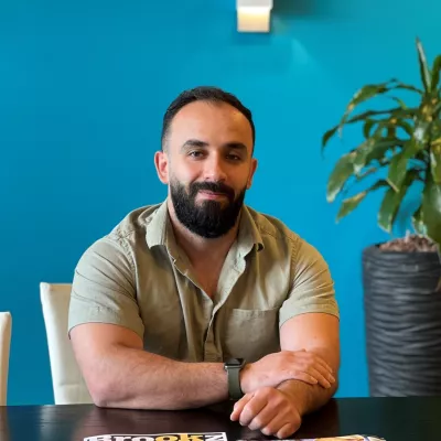 Mazen Addas in een vergaderruimte op kantoor Barneveld