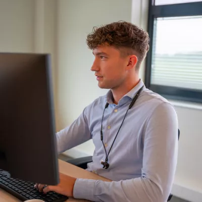Max Schut achter de computer op kantoor Zelhem