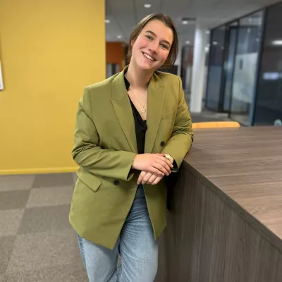 Marit Wilts staand in de gang op kantoor Assen