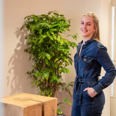 Tessa Velthoen staand voor een plant op kantoor Bleiswijk