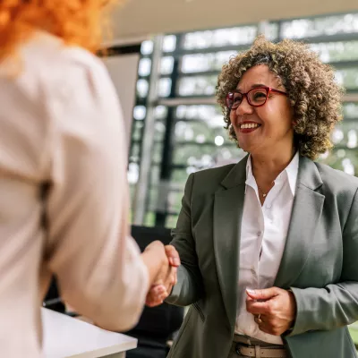 Vrouwelijke manager schudt de hand van een nieuwe collega