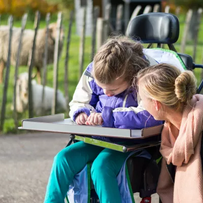 Moeder met dochter in rolstoel op een zorgboerderij