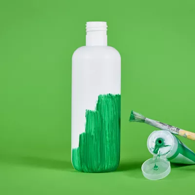 Fles die groen geverfd wordt