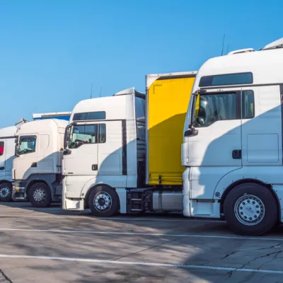 Vrachtwagens op parkeerterrein bij tankstation