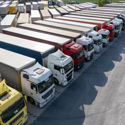 Geparkeerde vrachtwagens