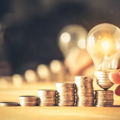 Lamp met stapeltjes geld