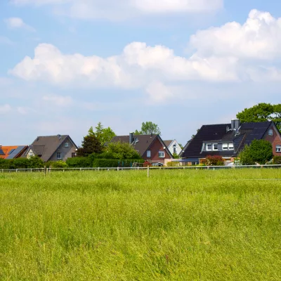 weiland aan rand dorp