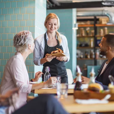 Medewerker neemt bestelling op in restaurant