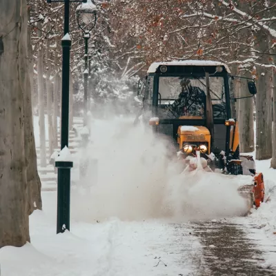 sneeuwschuiver op de weg