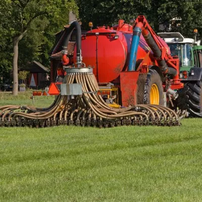 Mestwagen op weiland