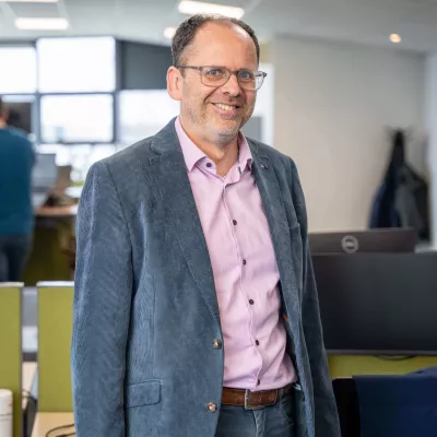 Machiel Kars op kantoor Dronten
