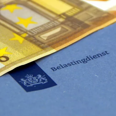 Envelop Belastingdienst en vijftig euro biljet