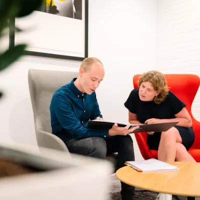 Twee collega's die naar een contract kijken