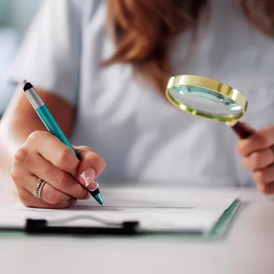 Document met een vergrootglas analyseren