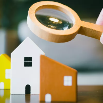 Met een vergrootglas kijken naar huismodellen
